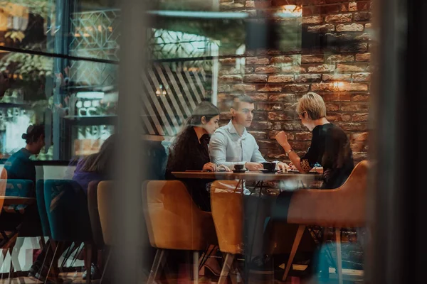 Photo Glass Group Business People Sitting Cafe Discussing Business Plans — Stockfoto