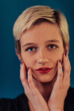 Photo Beautiful businesswoman, successful confident young woman posing with hands on face. Selective focus.