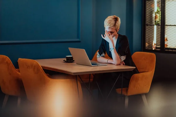 Businesswomen Stressed While Working Laptop Tired Businesswoman Headache Coffee Shop —  Fotos de Stock