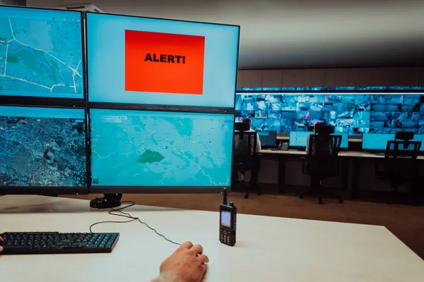 Güvenlik Veri Merkezi Operatörleri Birden Fazla Monitöre Bakıyor Şüpheli Aktiviteler — Stok fotoğraf