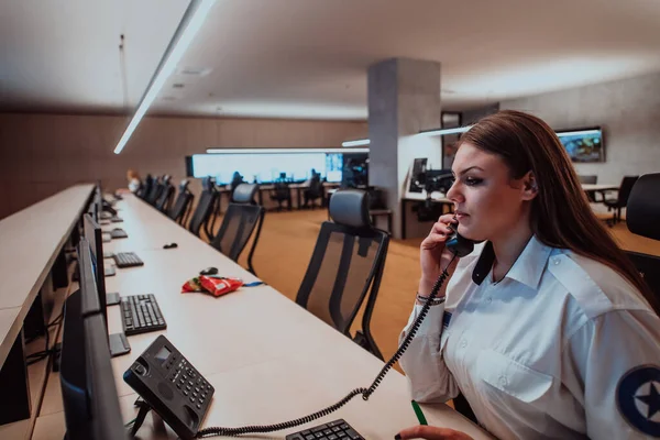 Kvinnlig Säkerhetsoperatör Som Arbetar Ett Kontrollrum För Datasystem Teknisk Operatör — Stockfoto