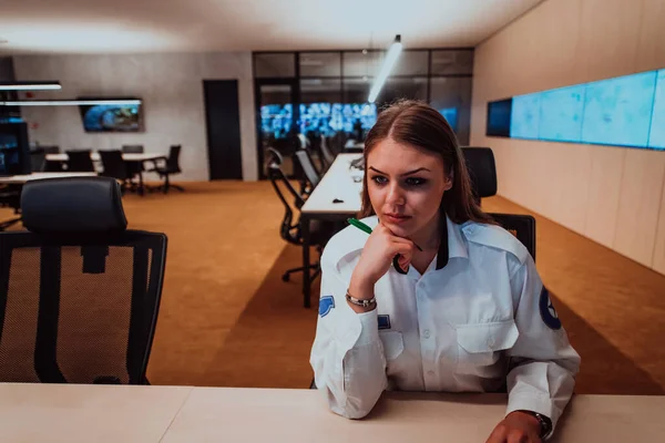 Vrouwelijke Security Operator Werkt Een Data System Control Room Kantoren — Stockfoto