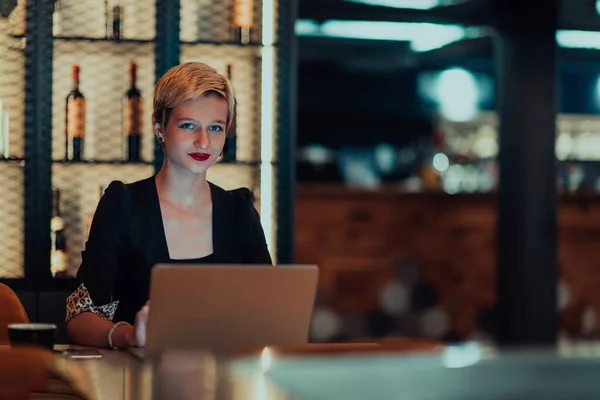 Geschäftsfrau Sitzt Einem Café Während Sie Konzentriert Einem Laptop Arbeitet — Stockfoto