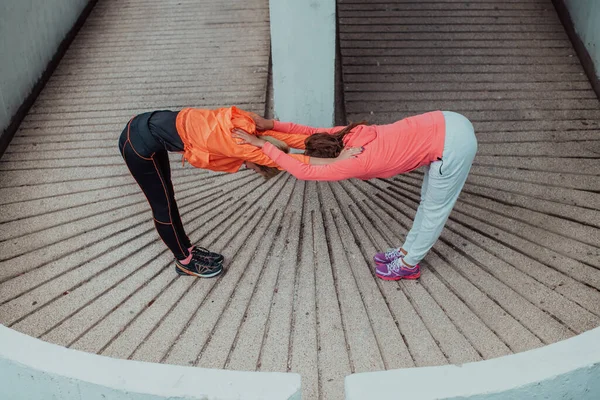 Two Women Warming Together Preparing Morning Run Urban Environment Selective — Φωτογραφία Αρχείου