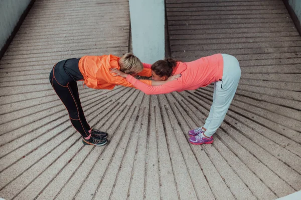 Two Women Warming Together Preparing Morning Run Urban Environment Selective — Stockfoto