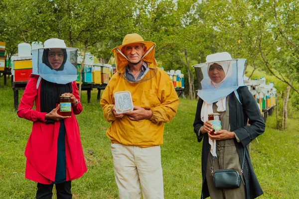 Portret Arabskich Inwestorów Pszczelarzem Dużej Farmie Produkcji Miodu — Zdjęcie stockowe