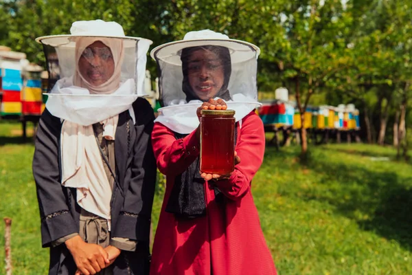 Portrait Arab Investitors Beekeeping Department Honey Farm Holding Jar Honey — Φωτογραφία Αρχείου