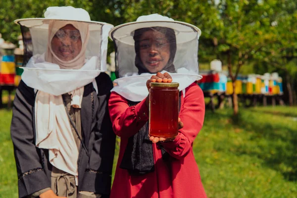 Portrait Arab Investitors Beekeeping Department Honey Farm Holding Jar Honey — Zdjęcie stockowe