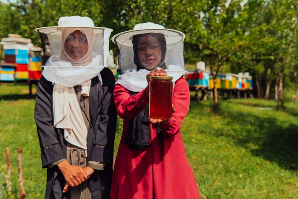 Porträtt Arabisk Inkräktare Biodlingsavdelningen Honungsfarm Med Burk Honung Handen — Stockfoto