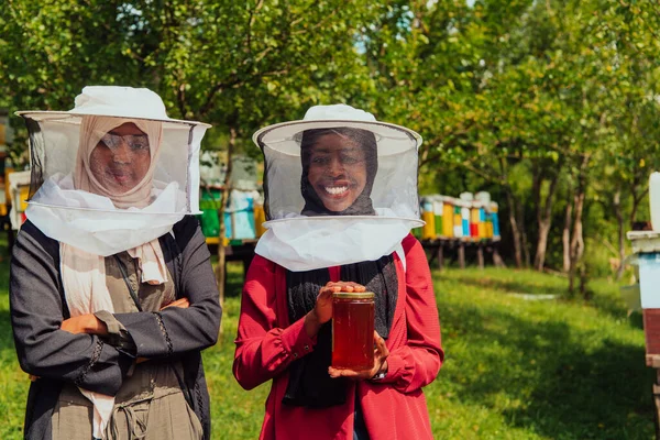 Portrait Arab Investitors Beekeeping Department Honey Farm Holding Jar Honey — Zdjęcie stockowe