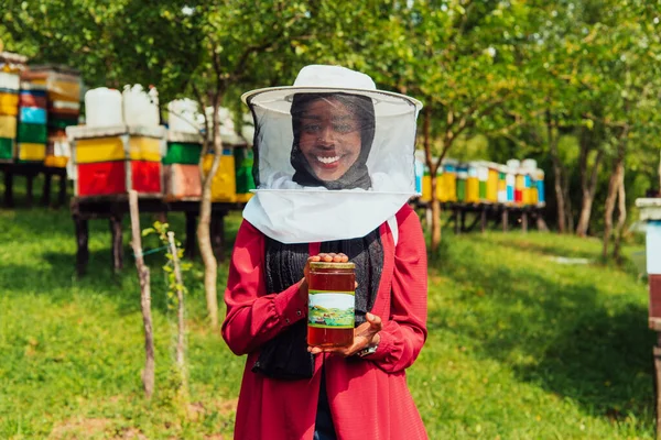 Porträtt Arabisk Investitor Biodlingsavdelningen Honungsfarm Med Burk Honung Handen — Stockfoto