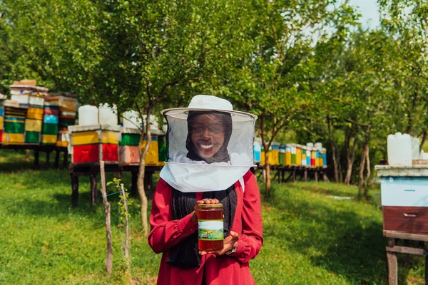 彼女の手に蜂蜜の瓶を保持する蜂蜜農場の養蜂部門におけるアラブの投資家の肖像画 — ストック写真