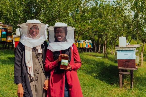 Portrait Arab Investitors Beekeeping Department Honey Farm Holding Jar Honey — Stok fotoğraf