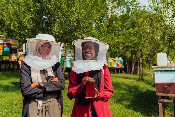 彼女の手に蜂蜜の瓶を保持する蜂蜜農場の養蜂部門のアラブの投資家の肖像画 — ストック写真