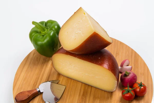 Bosnian Traditional Cheese Served Wooden Container Peppers Parade Onions Isolated — ストック写真