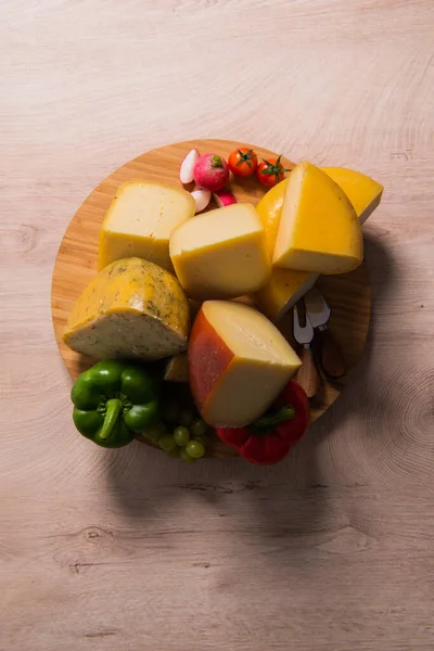 Traditioneller Bosnischer Käse Serviert Auf Einem Hölzernen Behälter Mit Paprika — Stockfoto