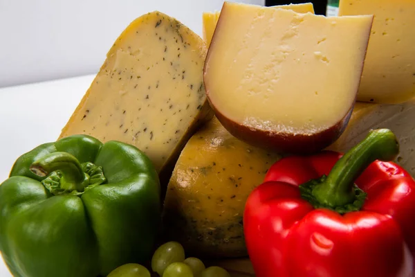 Bosnian Traditional Cheese Served Wooden Container Peppers Parade Onions Isolated — Stok fotoğraf