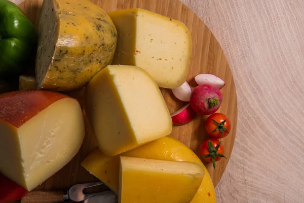 Traditioneller Bosnischer Käse Serviert Auf Einem Hölzernen Behälter Mit Paprika — Stockfoto