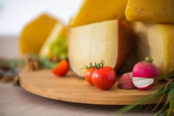 Bosnian Traditional Cheese Served Wooden Container Peppers Parade Onions Isolated — Stockfoto