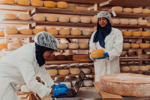 Muslim Business Partners Check Quality Cheese Modern Industry — Stock Photo, Image