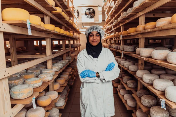 Een Arabische Investeerder Een Magazijn Van Kaasproductie Industrie — Stockfoto