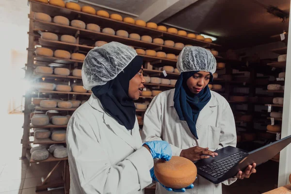 Arabische Geschäftspartner Überprüfen Die Qualität Des Käses Der Branche Und — Stockfoto