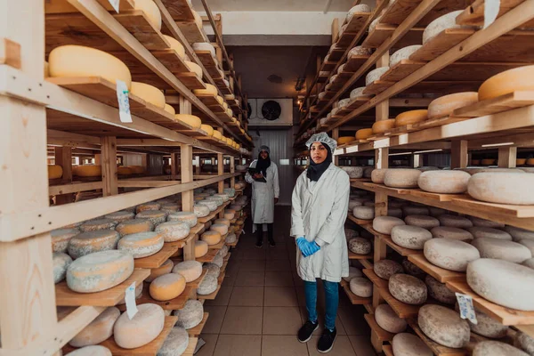 Arabische Zakenpartner Bezoekt Een Kaasfabriek Het Concept Van Investeren Kleine — Stockfoto