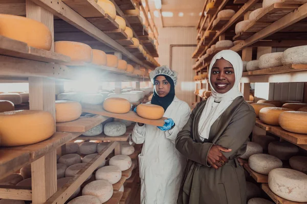 Arab Business Partner Visiting Cheese Factory Concept Investing Small Businesses — Stok fotoğraf