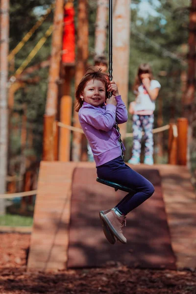 Uma Menina Brincar Parque Conceito Socialização Familiar Parque Uma Menina — Fotografia de Stock