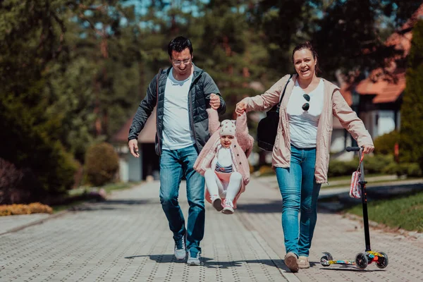 Familjekul Parken Lycklig Familj Tillbringar Tid Parken Och Leker Med — Stockfoto