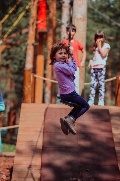Ein Kleines Mädchen Spielt Park Das Konzept Der Familiären Geselligkeit — Stockfoto