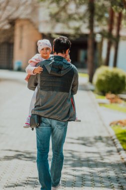 Parkta aile zamanı. Baba kızıyla parkta eğlen, eğlenceli oyunlar oyna ve birlikte vakit geçir.. 