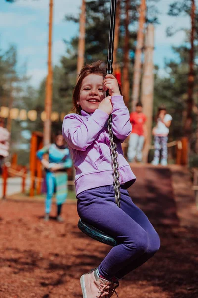 Ein Kleines Mädchen Spielt Park Das Konzept Der Familiären Geselligkeit — Stockfoto