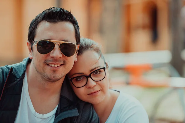 Romantic Couple Spends Time Park Couple Takes Pictures Beautiful Sunny — Stock Photo, Image