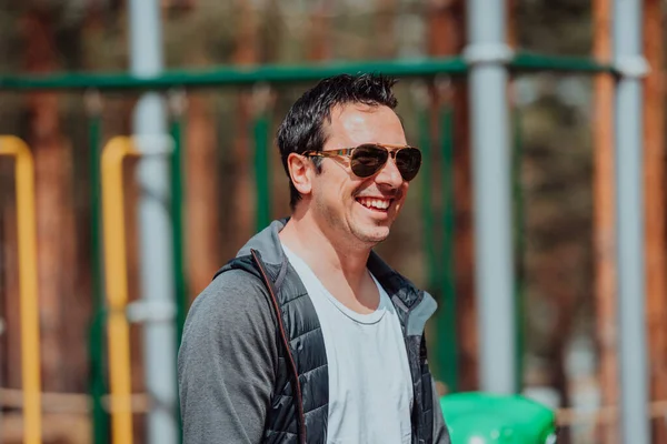 Ein Moderner Mann Mit Sonnenbrille Verbringt Einen Sonnigen Tag Park — Stockfoto