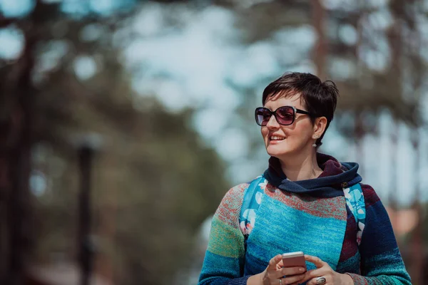 Žena Módní Oblečení Pomocí Smartphone Zatímco Tráví Čas Parku Krásný — Stock fotografie