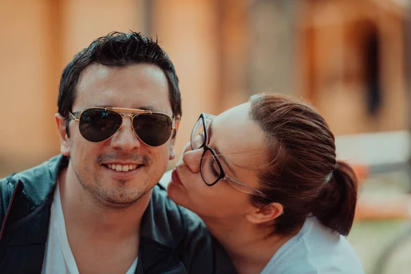 Romantic Couple Spends Time Park Couple Takes Pictures Beautiful Sunny — Zdjęcie stockowe
