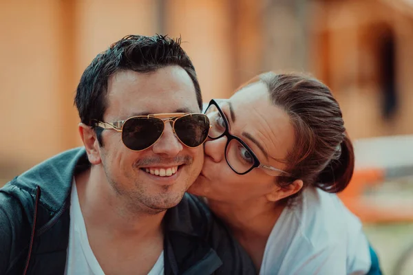 Romantic Couple Spends Time Park Couple Takes Pictures Beautiful Sunny — Stock Photo, Image