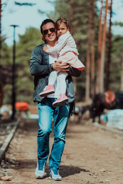 Familienzeit Park Vater Hat Spaß Mit Seiner Tochter Park Spielt — Stockfoto