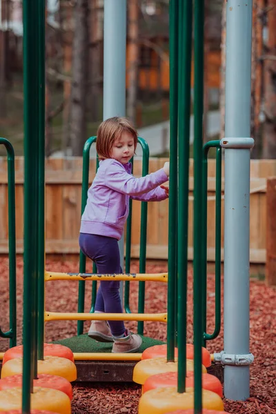 Een Klein Meisje Dat Het Park Speelt Het Concept Van — Stockfoto