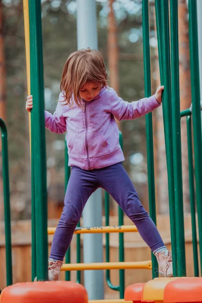 公園で遊んでいる少女 公園での家族の社交の概念 女の子はスイングにスイングし 創造的なゲームをプレイ — ストック写真