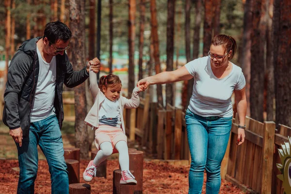 Familjekul Parken Lycklig Familj Tillbringar Tid Parken Och Leker Med — Stockfoto