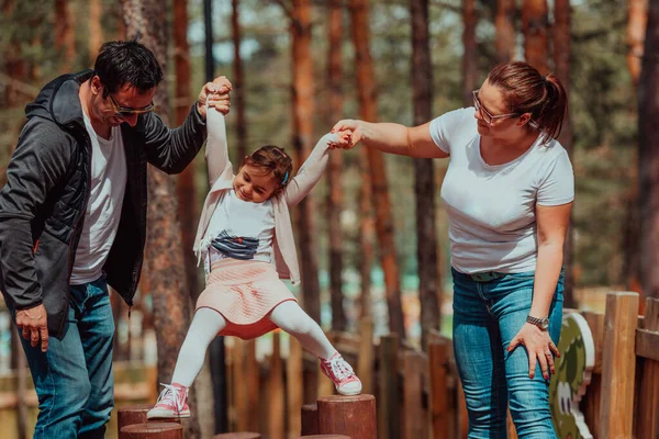 가족끼리 재밌게 공원에서 과놀면서 보내는 — 스톡 사진