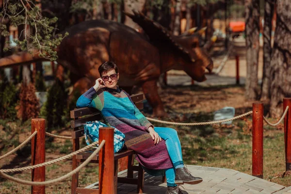 Женщина Модном Наряде Помощью Смартфона Проводя Время Парке Красивый Солнечный — стоковое фото