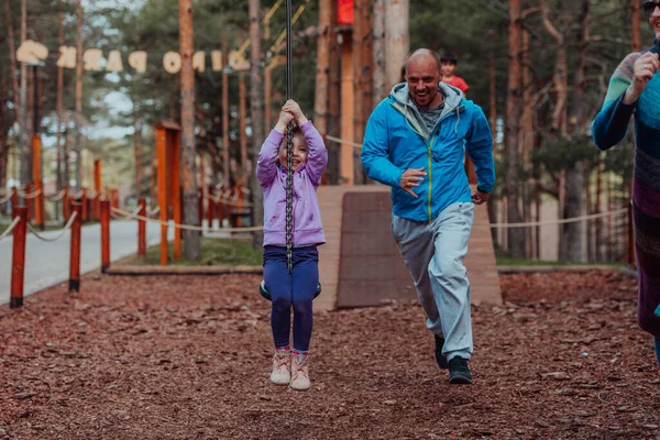 Οικογενειακές Στιγμές Στο Πάρκο Πατέρας Διασκεδάζει Την Κόρη Του Στο — Φωτογραφία Αρχείου