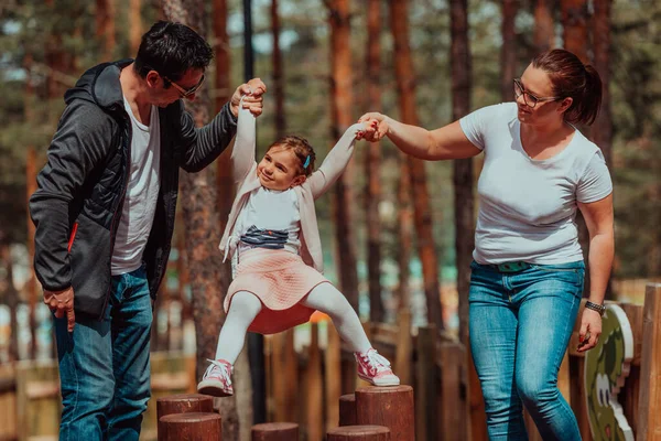 Семейное Веселье Парке Счастливая Семья Проводит Время Парке Играет Дочерью — стоковое фото