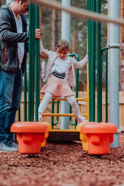 Familienzeit Park Vater Hat Spaß Mit Seiner Tochter Park Spielt — Stockfoto