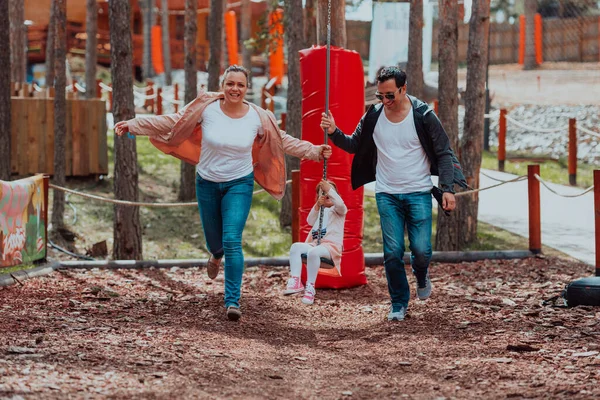 Parkta Aile Eğlencesi Mutlu Bir Aile Parkta Vakit Geçirir Kızlarıyla — Stok fotoğraf