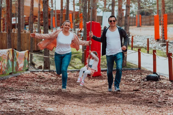 Amusement Famille Dans Parc Bonne Famille Passer Temps Dans Parc — Photo