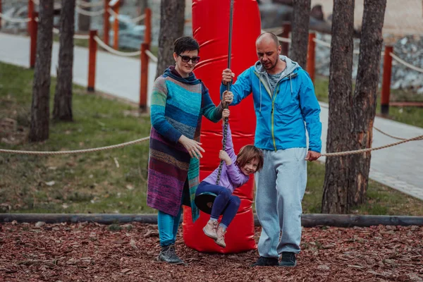 Familienspaß Park Glückliche Familie Verbringt Zeit Park Und Spielt Mit — Stockfoto